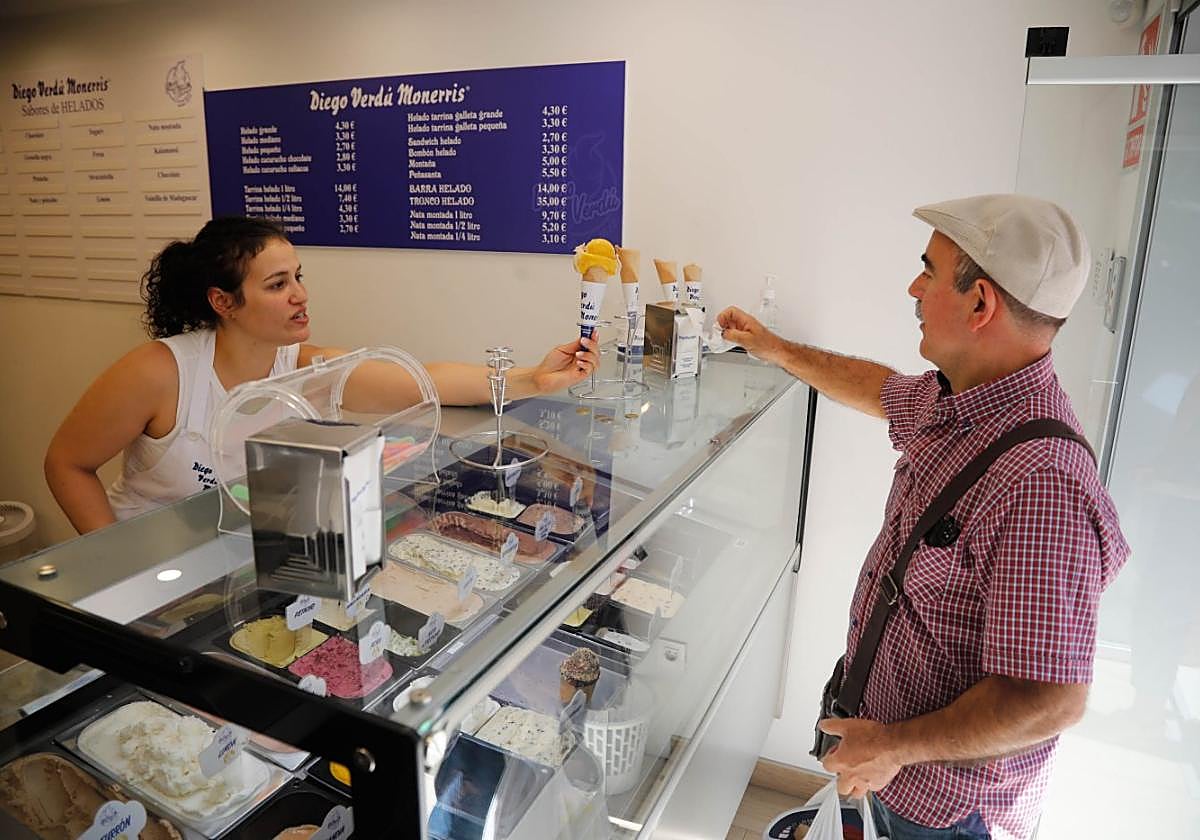 Verdú. La heladera Jessica Abbattista le sirve un helado de turrón al cliente Pedro Cantablla.