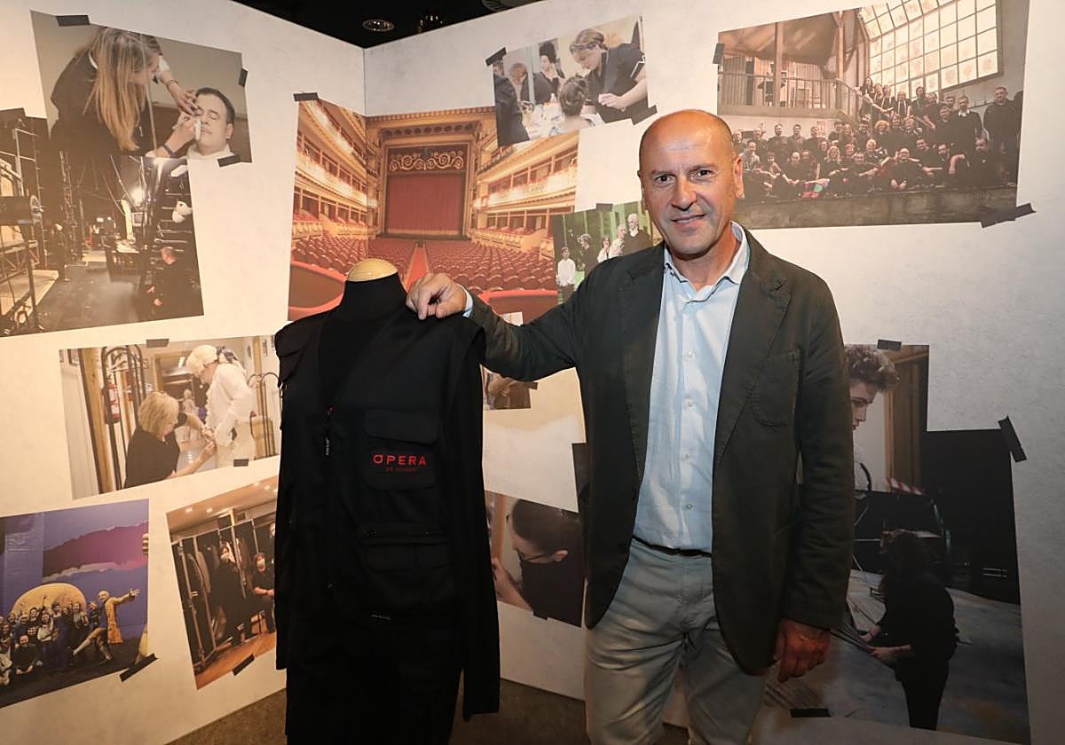 Celestino Varela posando con un uniforme de los trabajadores de la Ópera de Oviedo.