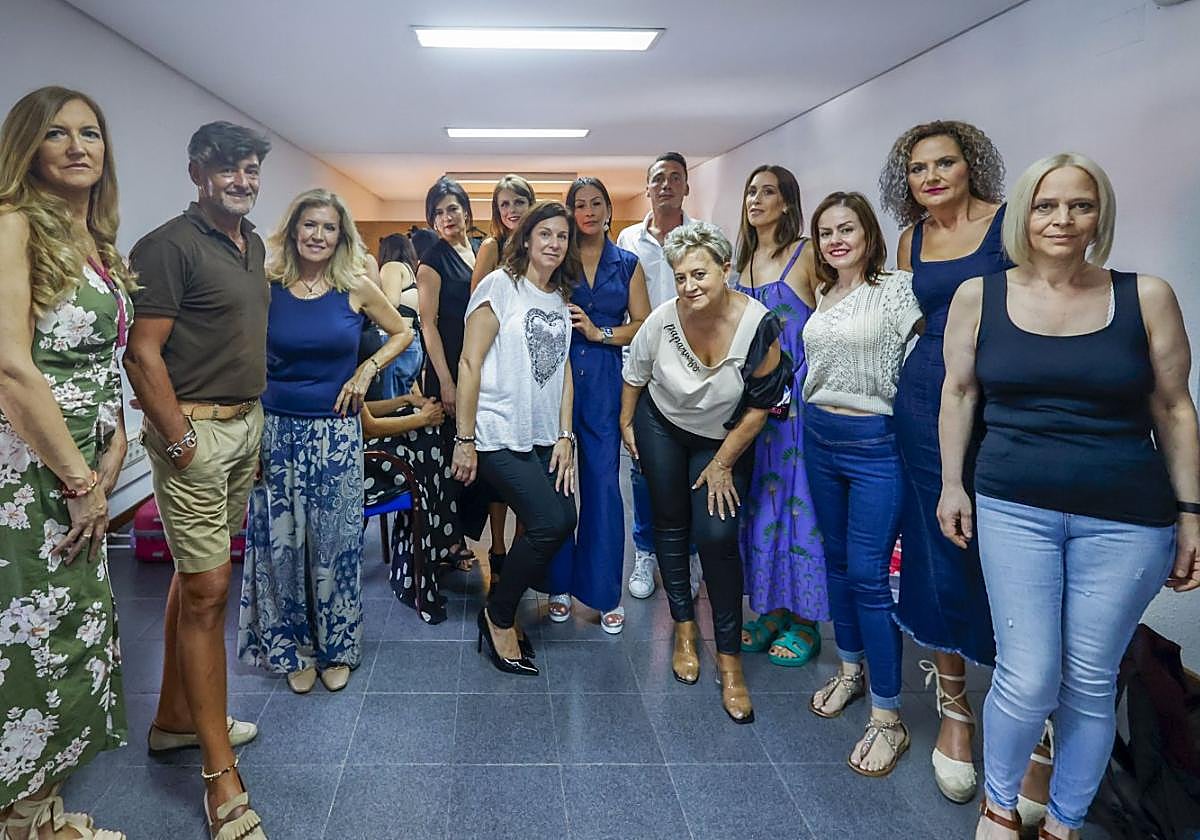 El grupo de participantes en el Royal Spain Senior entre bambalinas, muchos de ellos participan por primera vez y quieren «pasar un buen rato» además de poder vivir la experiencia de modelar por un día.