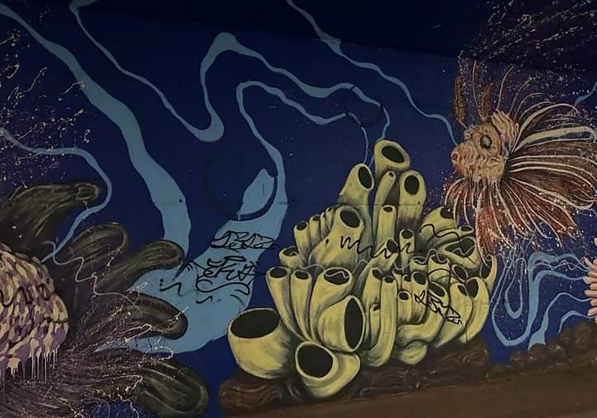 El mural de Roberto González Sotres en Bustio, cubierto de grafitis.