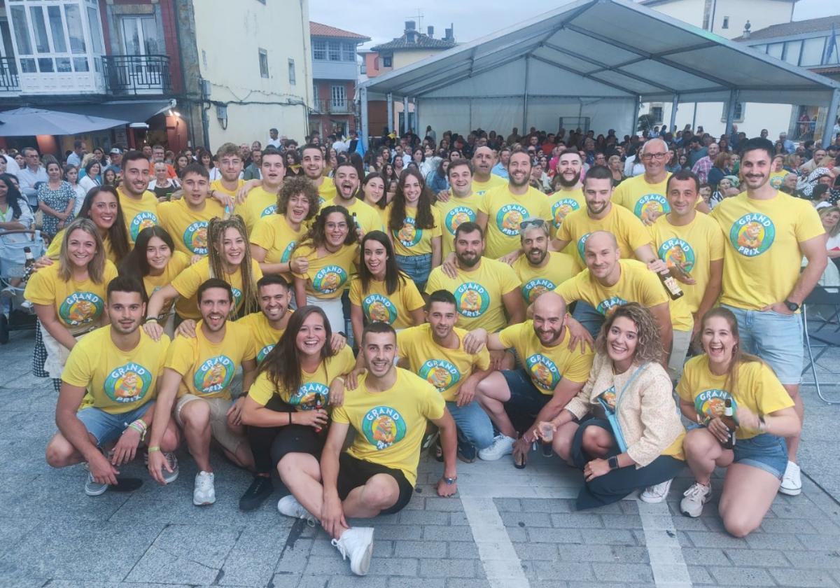 Los miembros del equipo de Tineo que participó en el Grand Prix, ayer en la plaza del Ayuntamiento, momentos antes de la emisión del programa.