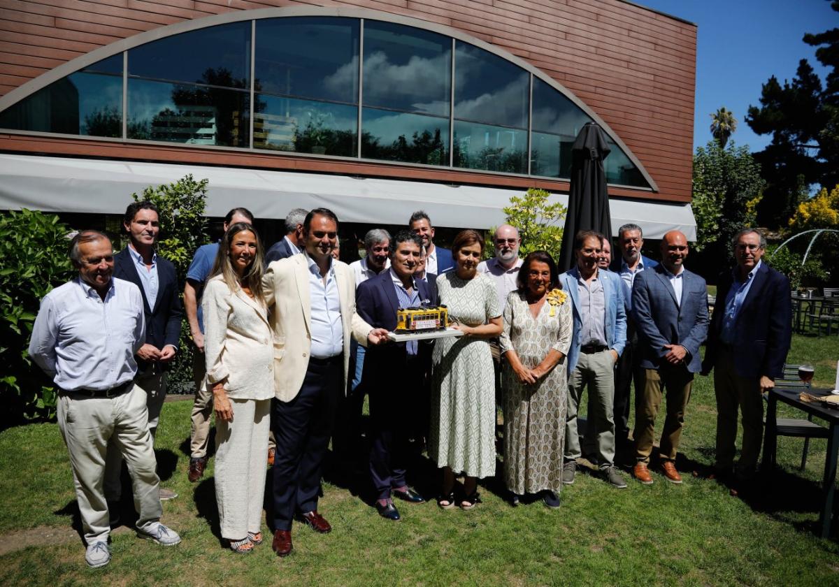 Foto de familia de todos los asistentes con el premiado, Carlos Zúñiga.