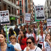 Protesta antitaurina en las calles de Gijón por la vuelta de los toros