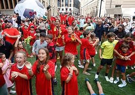 Aficionados celebran uno de los goles de la Selección Española de Fútbol femenino.