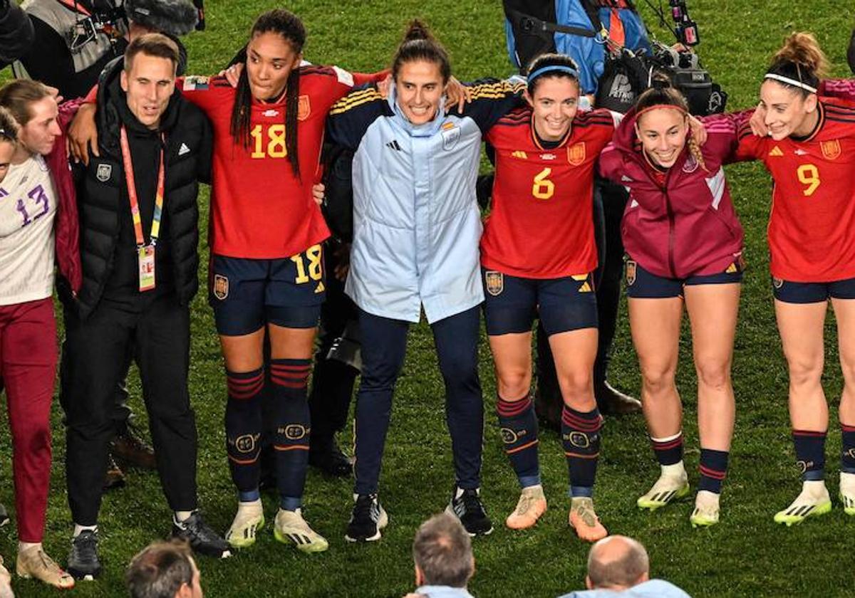 Montse Tomé, en el centro con un abrigo azul, celebra el pase a a final del Mundial de la Selección Española Femenina de Fútbol.