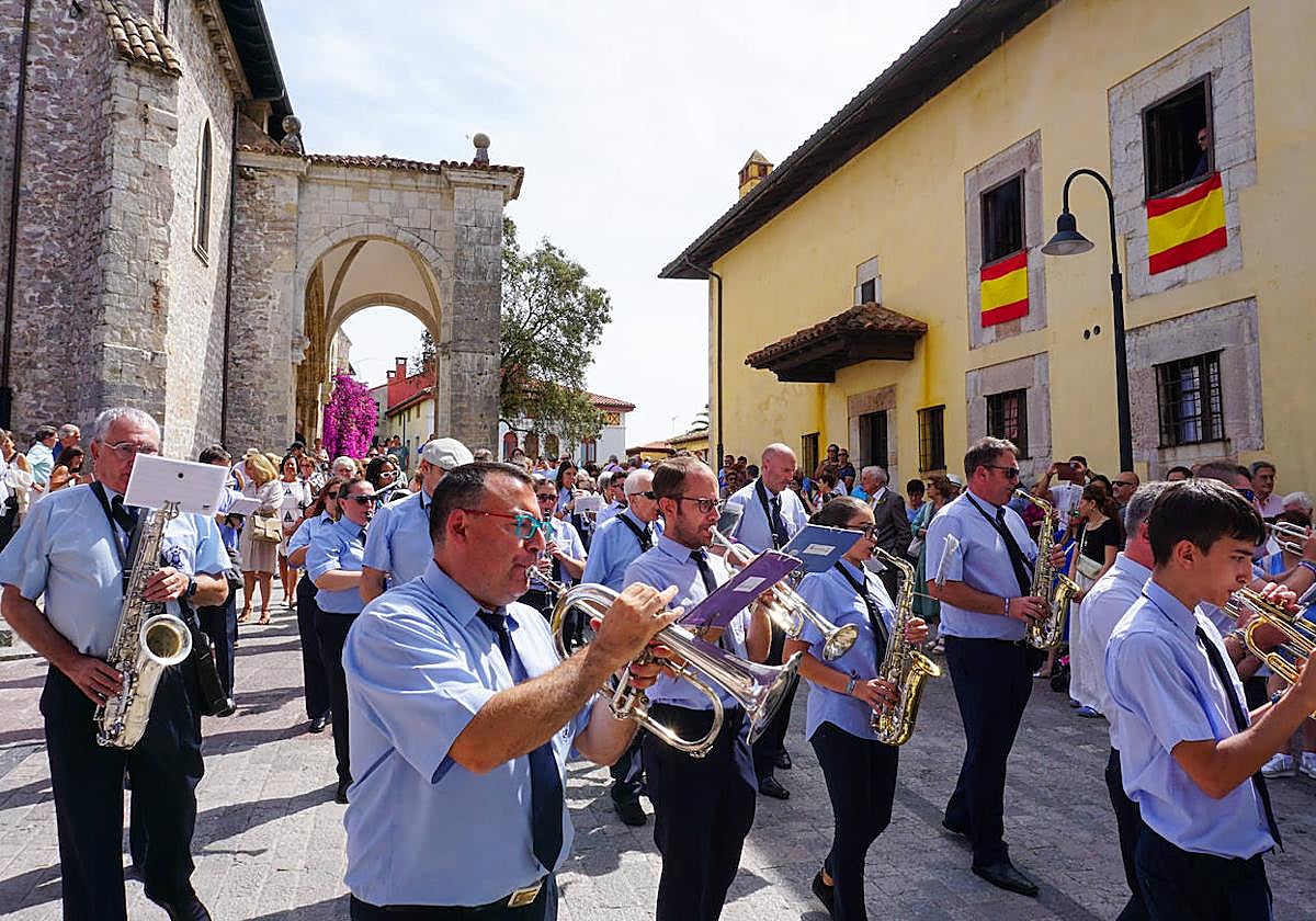 Llanes se engalana para honrar a su patrona