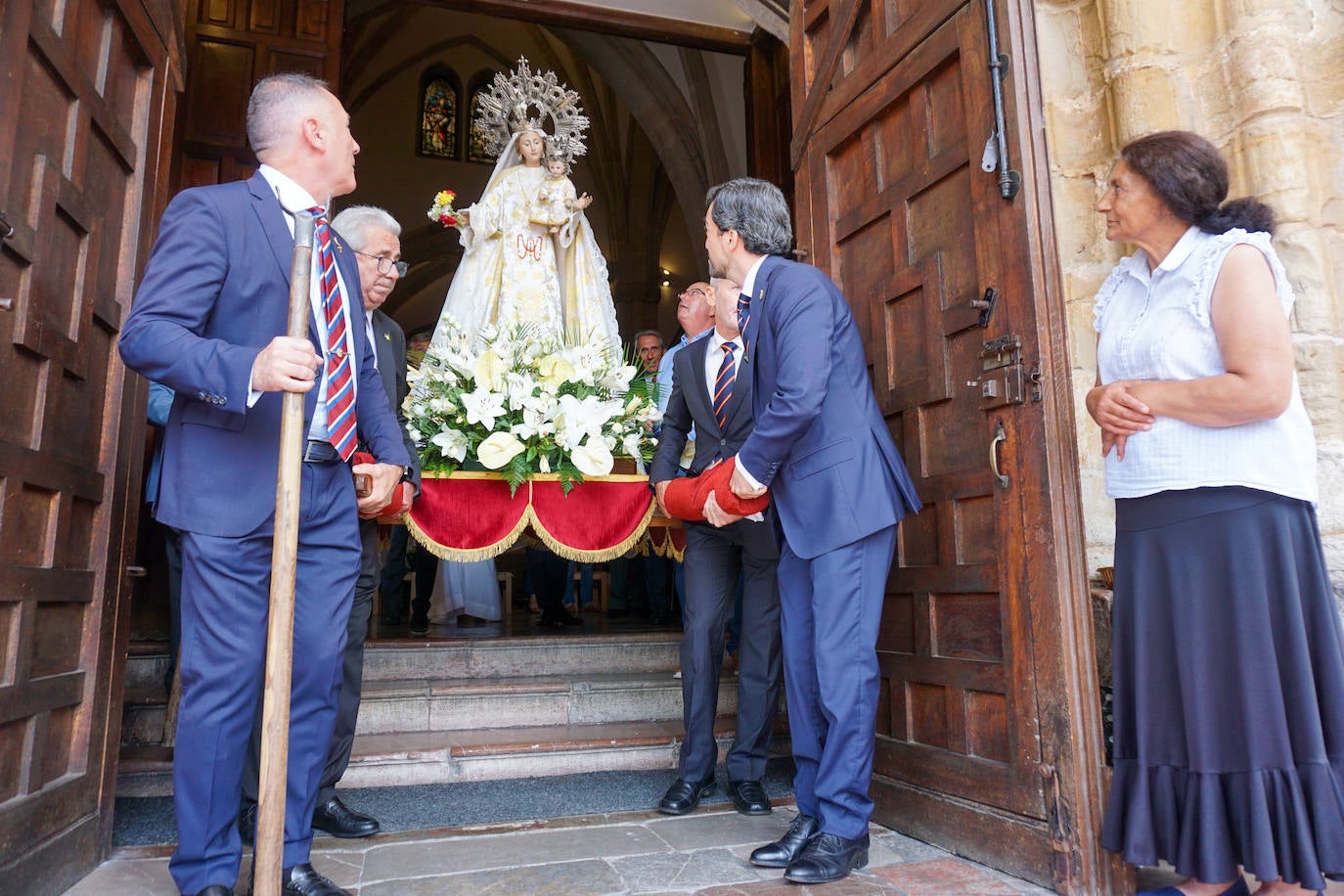 Llanes se engalana para honrar a su patrona