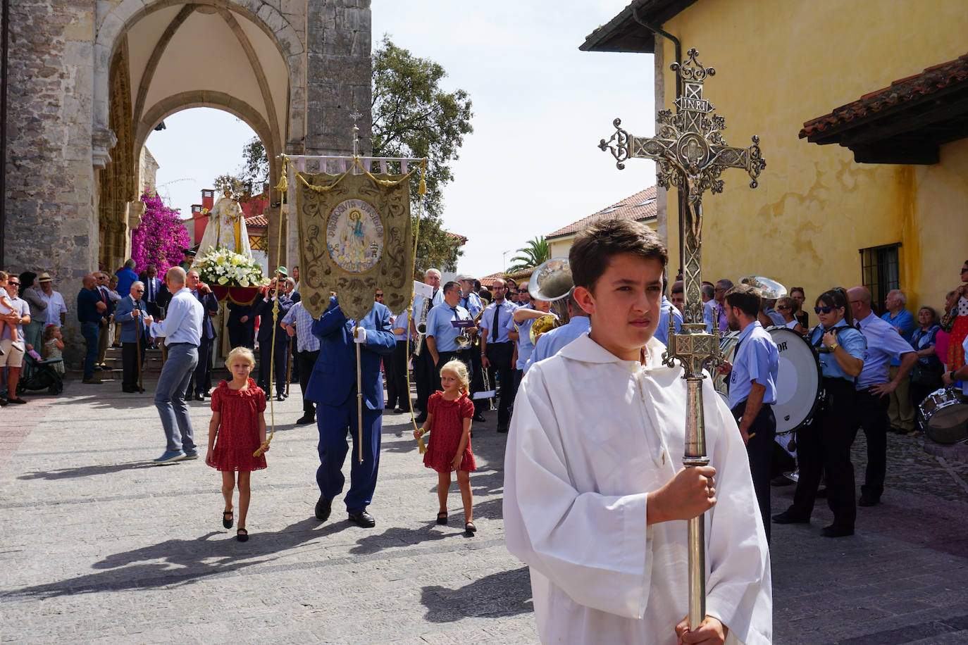 Llanes se engalana para honrar a su patrona