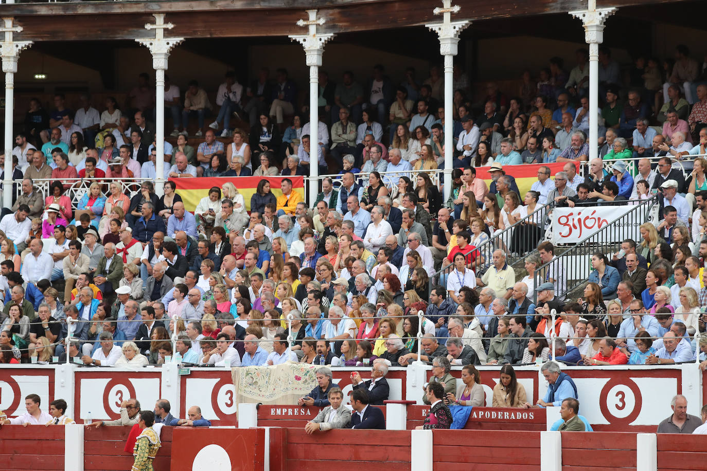 Los aficionados respondieron de forma contundente al regreso de los toros.