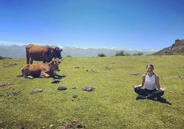 María Ponce, instructora de yoga y vocal de comunicación del grupo de montaña Torrecerredo, es la promotora de este retiro montañero «enfocado en enseñar otras formas de salir a hacer senderismo» «
