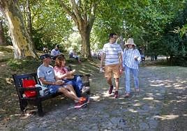 Visitantes de todas las edades disfrutan del recinto del Pueblu d' Asturies.