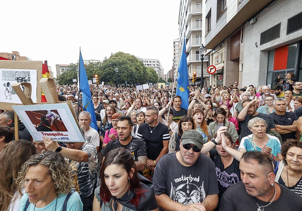 Los manifestantes, concentrados junto al parque de Cocheras mientras el público accedía a la plaza de toros para el inicio de la feria.