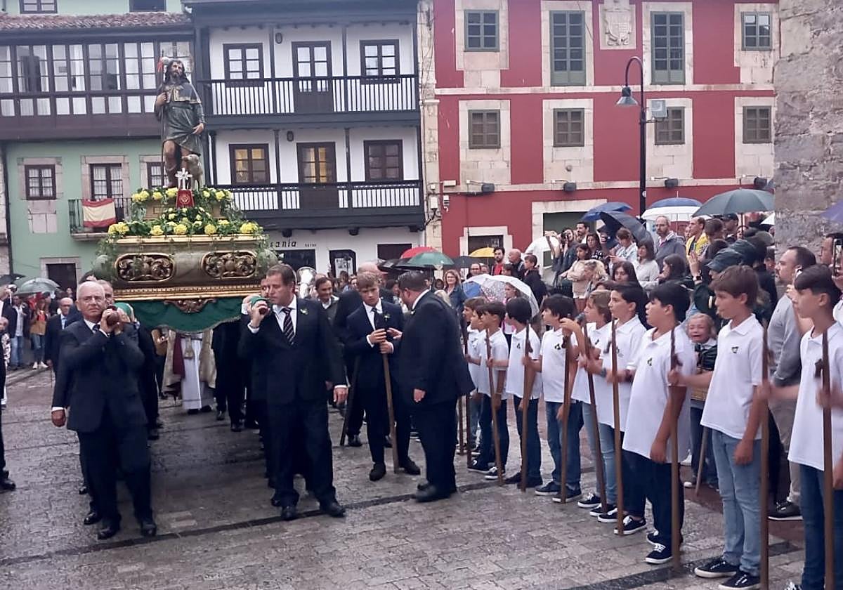 La imagen de San Roque marchó desde su capilla hasta la basílica de Santa María.