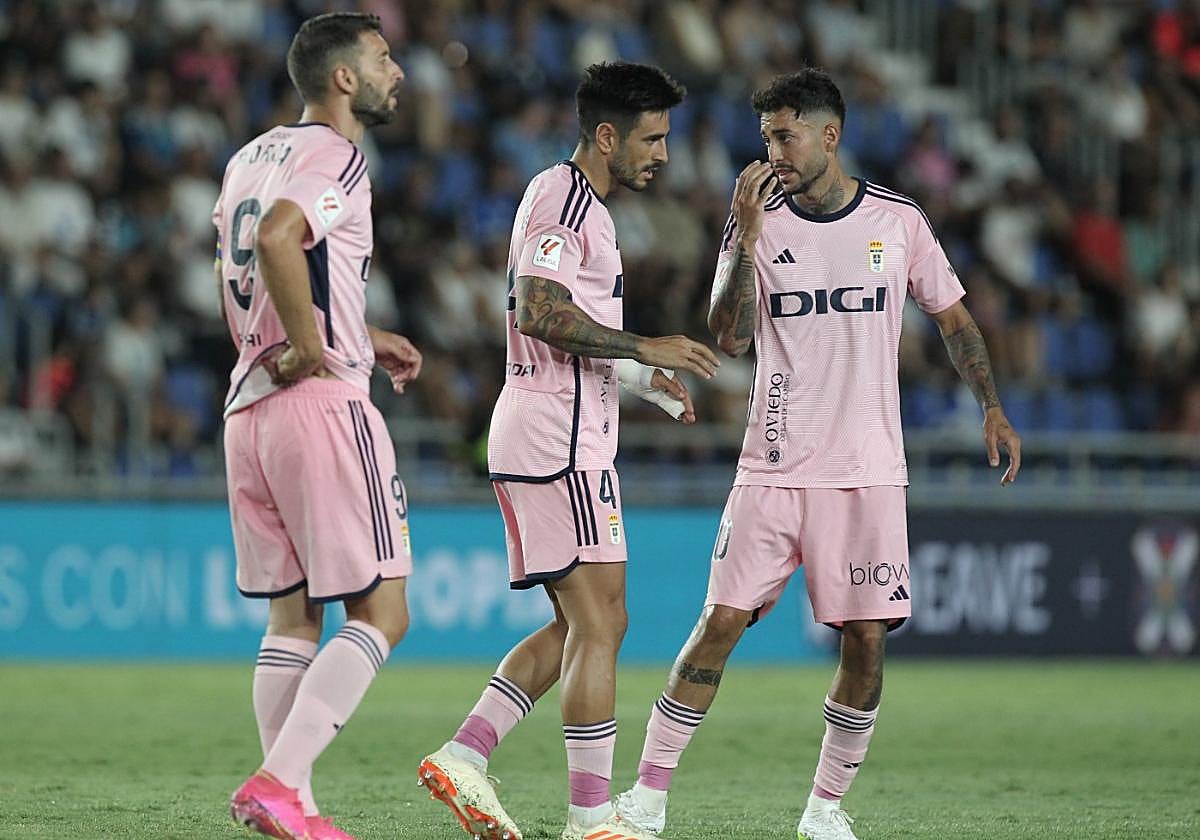 David Costas y Camarasa charlan al inicio del segundo tiempo del encuentro del pasado lunes ante el Tenerife en presencia de Borja Bastón.