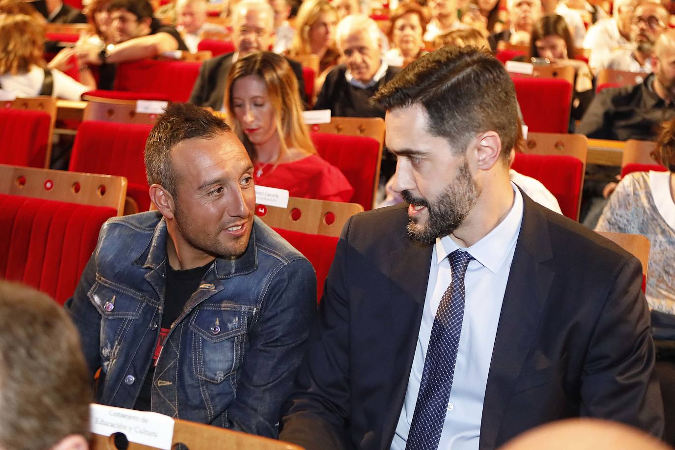 El jugador de balonmano Raúl Entrerríos y Santi Cazorla, charlando durante la Gala del Deporte Asturiano de 2019