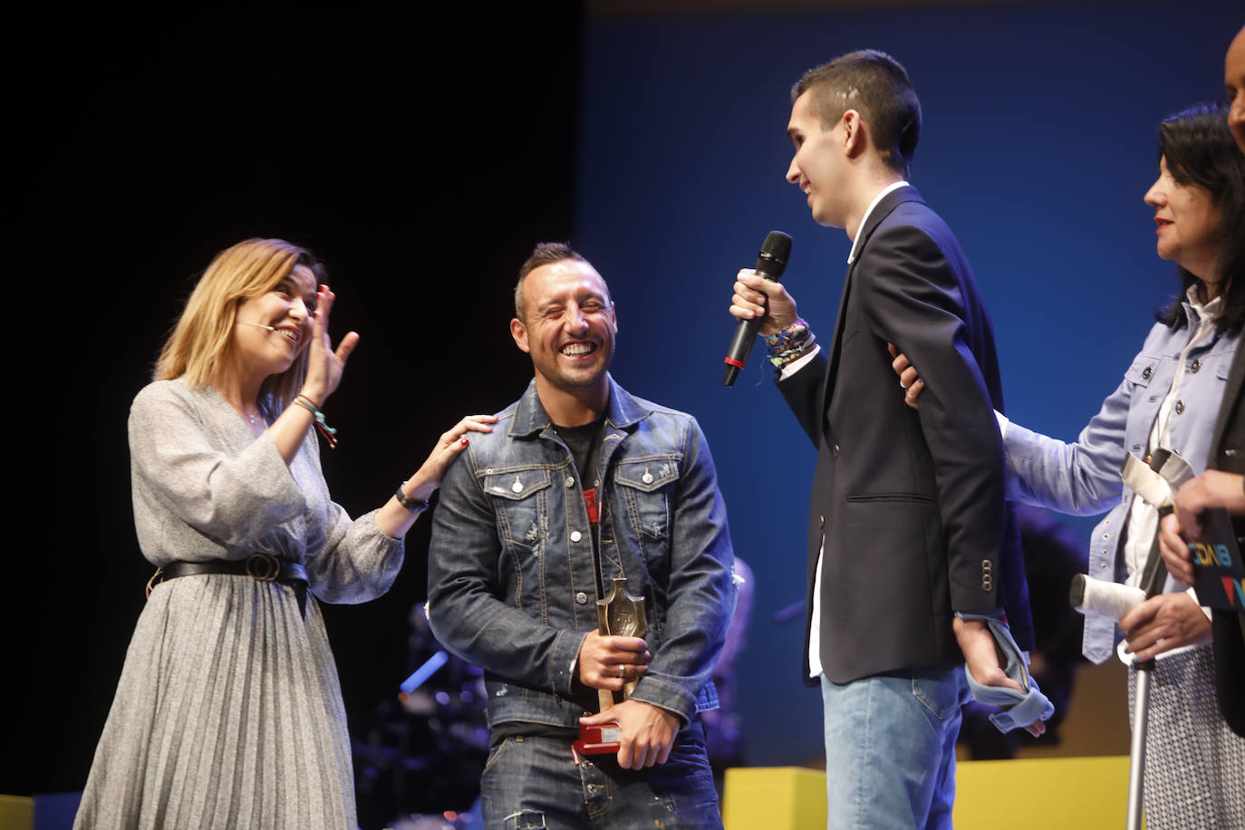 En el escenario de la Gala del Deporte Asturiano de 2019, celebrada en el Teatro Laboral