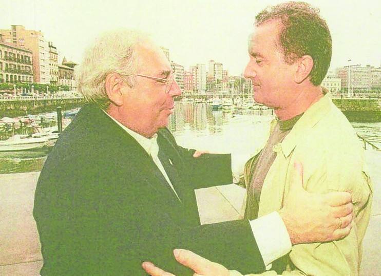 Víctor Manuel es saludado por Álvarez Areces en el Puerto Deportivo.