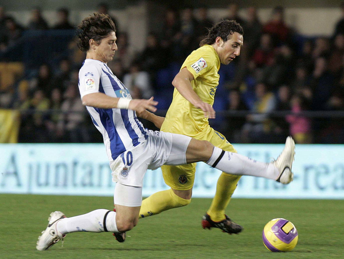 El centrocampista de Llanera, durante su primera etapa en el Villarreal, conduciendo un balón ante su exequipo, el Recreativo de Huelva