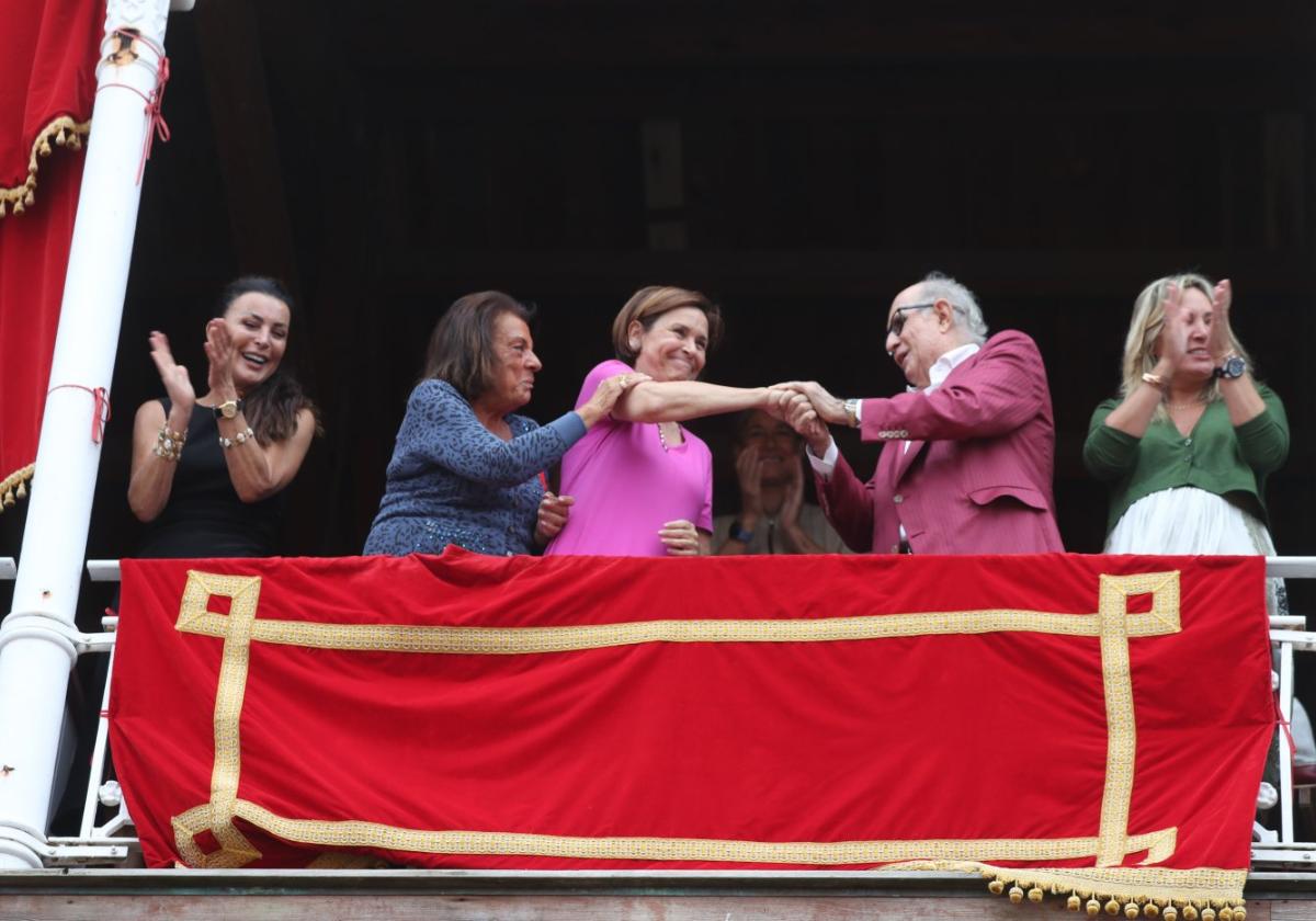 En palco, Silvia Gómez Cuétara, Pilar González del Valle, Carmen Moriyón, Juan Antonio Pérez Simón y Adriana Suárez de Altamira.