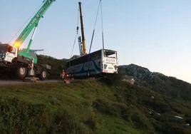 Maniobra de izado del autobús siniestrado la tarde del 31 de julio.