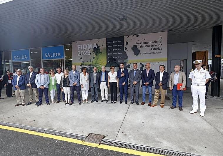 Día de Jovellanos. Foto de familia de la representación institucional y varios miembros de la Fundación Foro Jovellanos ante el busto del ilustrado gijonés en la Feria.