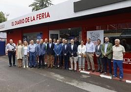Visita institucional. La junta directiva del Real Grupo de Cultura Covadonga, con su presidente Antonio Corripio a la cabeza, visitó el estand de EL COMERCIO, donde fue recibido por el jefe de Edición, Carlos Prieto, y el director de Marketing, Diego Oliveira.