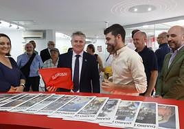 El presidente del Club Natación Santa Olaya recibe la bolsa de EL COMERCIO en la Feria.