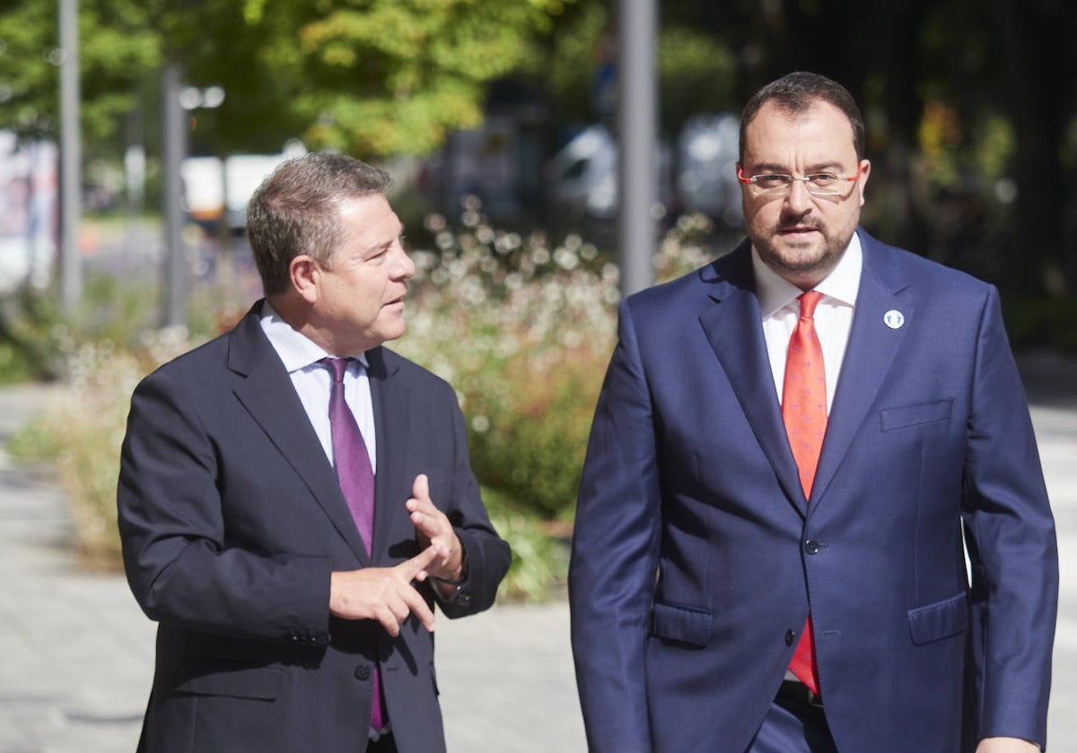 Emiliano García-Page y Adrián Barbón, camino del acto de posesión de la navarra María Chivite.