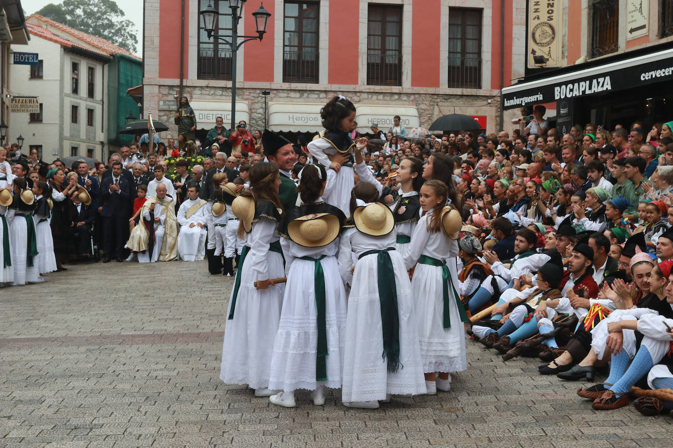 Emoción en Llanes por San Roque