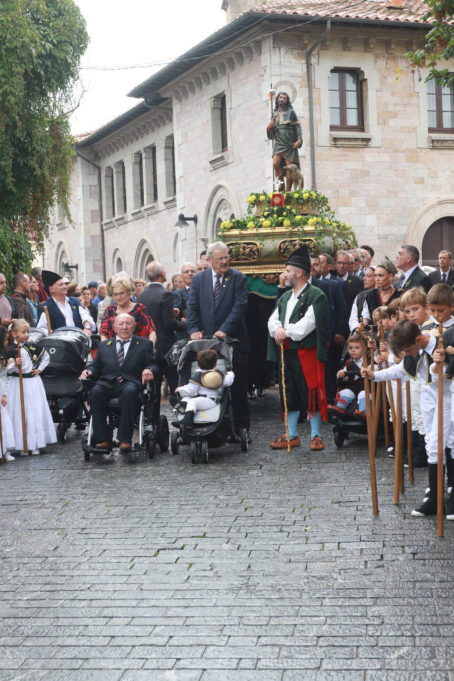 Emoción en Llanes por San Roque