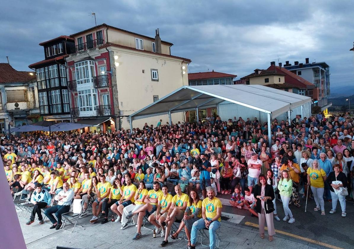 Vecinos de Tineo siguen por pantalla gigante la participación del equipo del pueblo en el programa de TVE, Grand Prix.