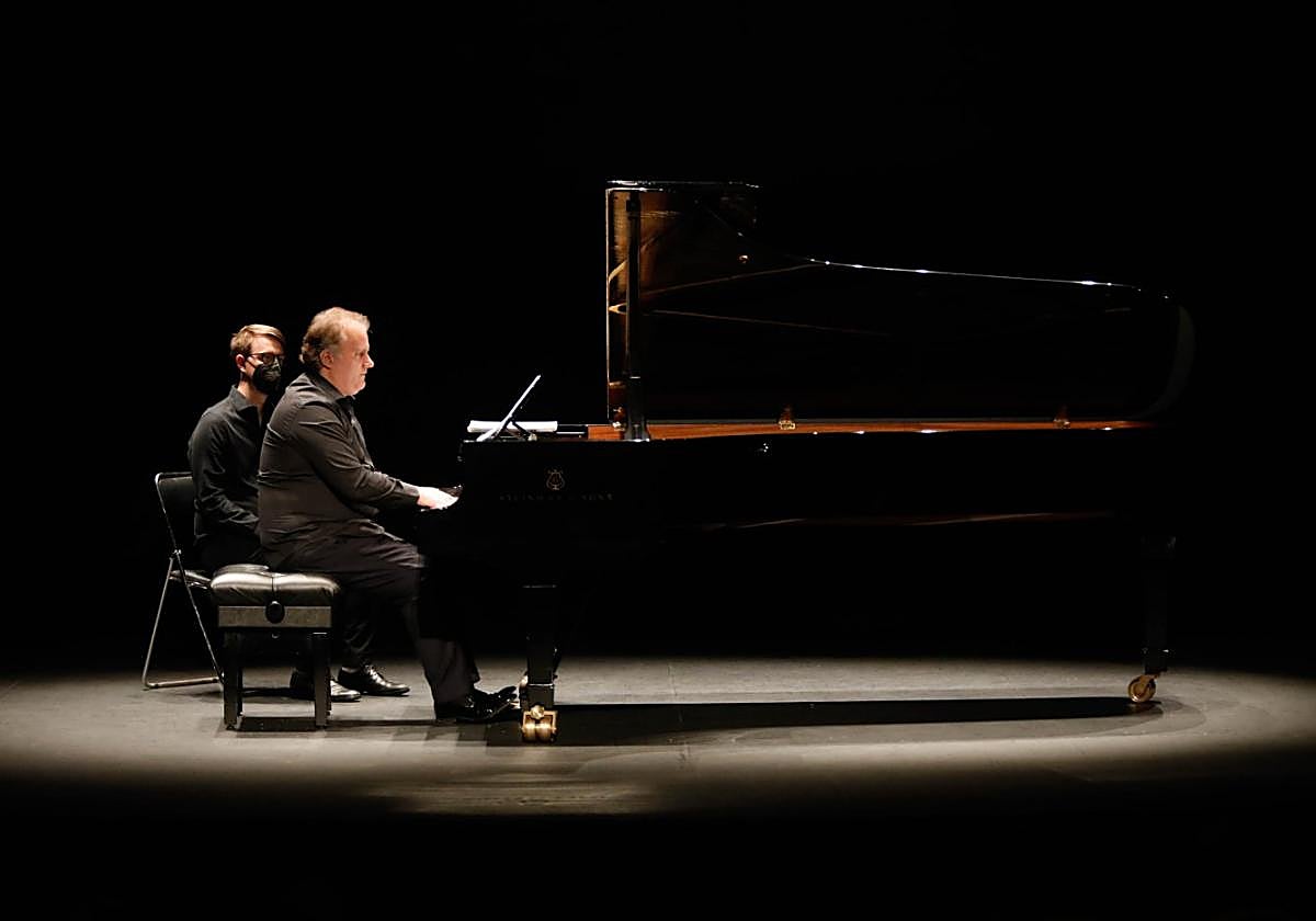 El pianista Josu de Solaun, sobre las tablas del Jovellanos.