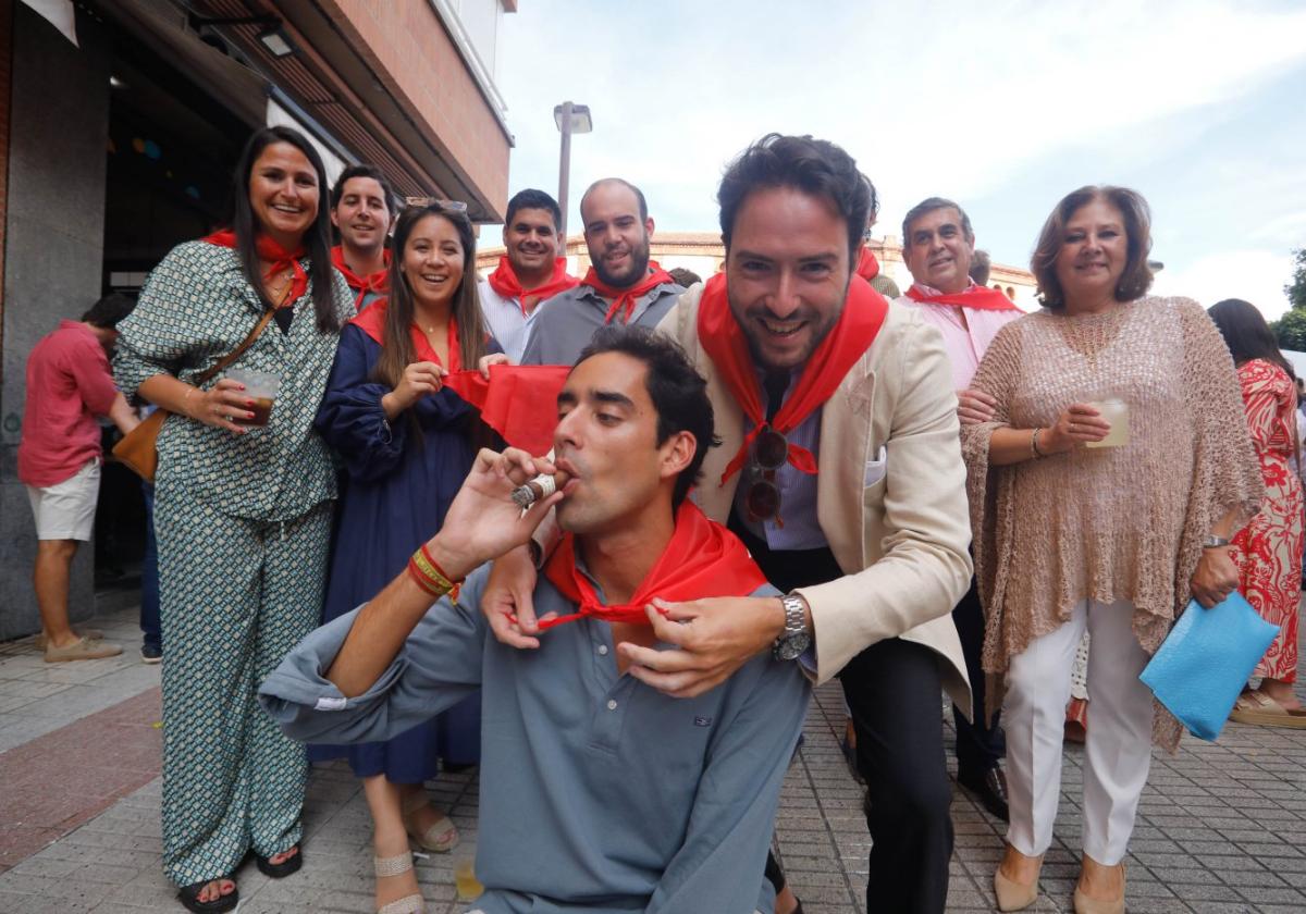 La peña El Puyazu, que este año se estrena en El Bibio, entregó sus pañuelos a los nuevos socios.