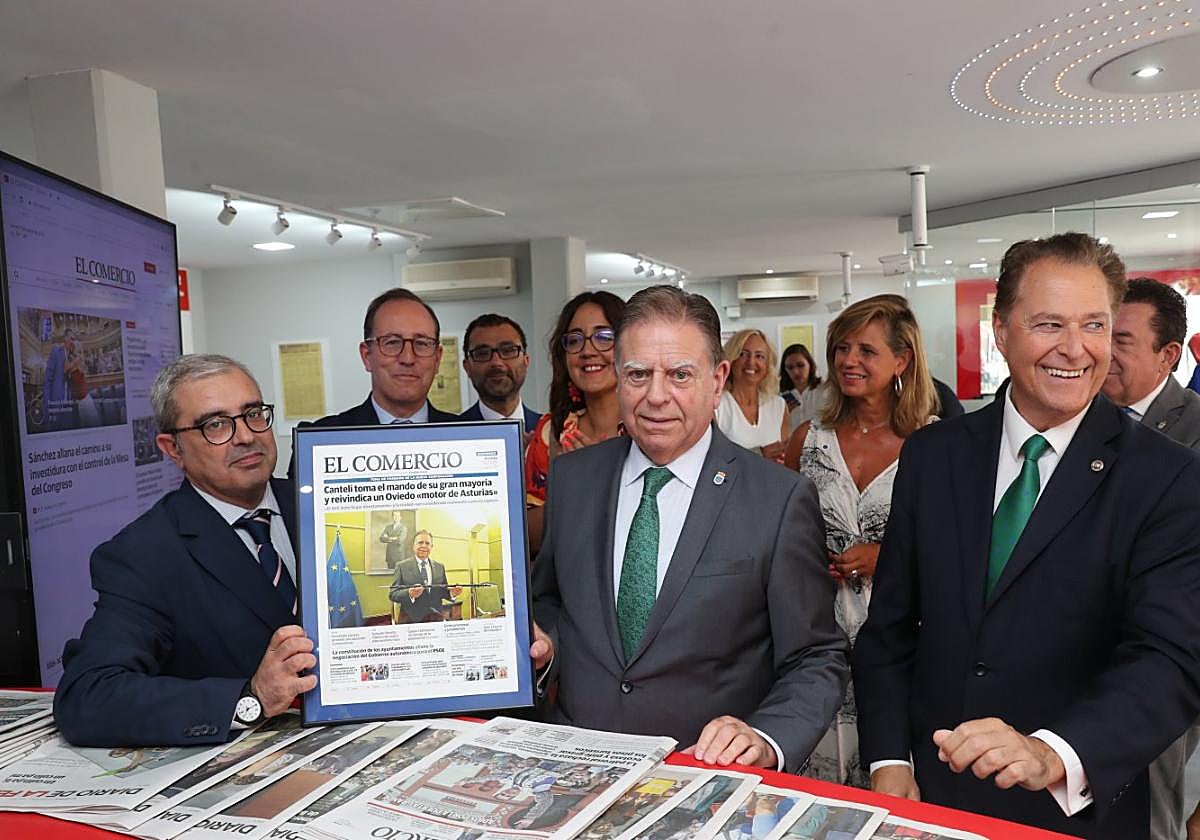 Marcelino Gutiérrez entrega a Alfredo Canteli la portada enmarcada del día de su toma de posesión.