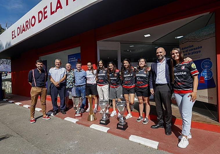 Visita del Telecable Hockey, junto a sus trofeos, al estand de EL COMERCIO.