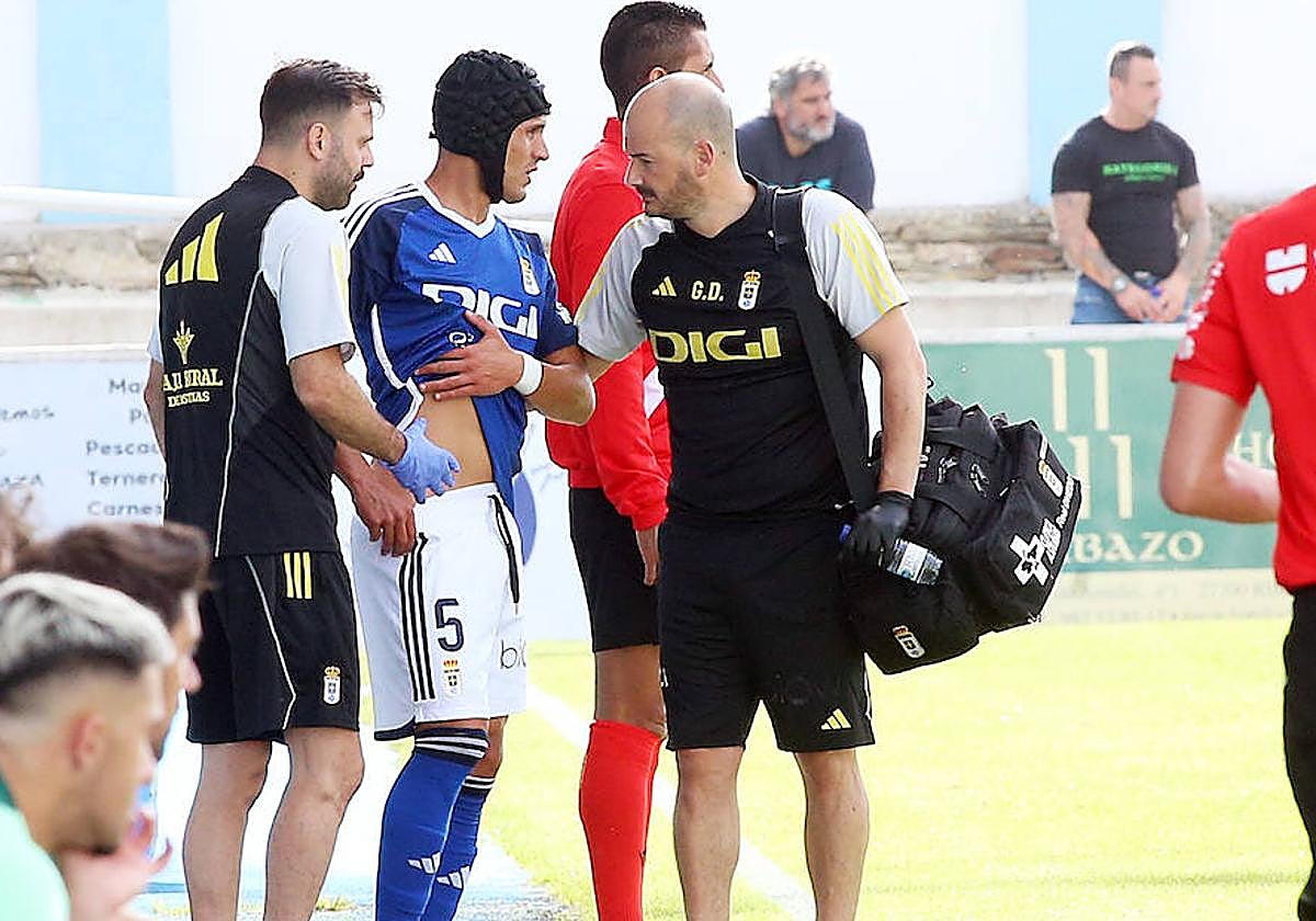 Luismi en el partido del Trofeo Emma Cuervo entre el Real Oviedo y el Rácing de Ferrol.