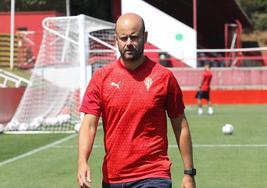 Miguel Ángel Ramírez en un entrenamiento del Sporting.