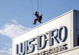 Bomberos durante la actividad de rescate.