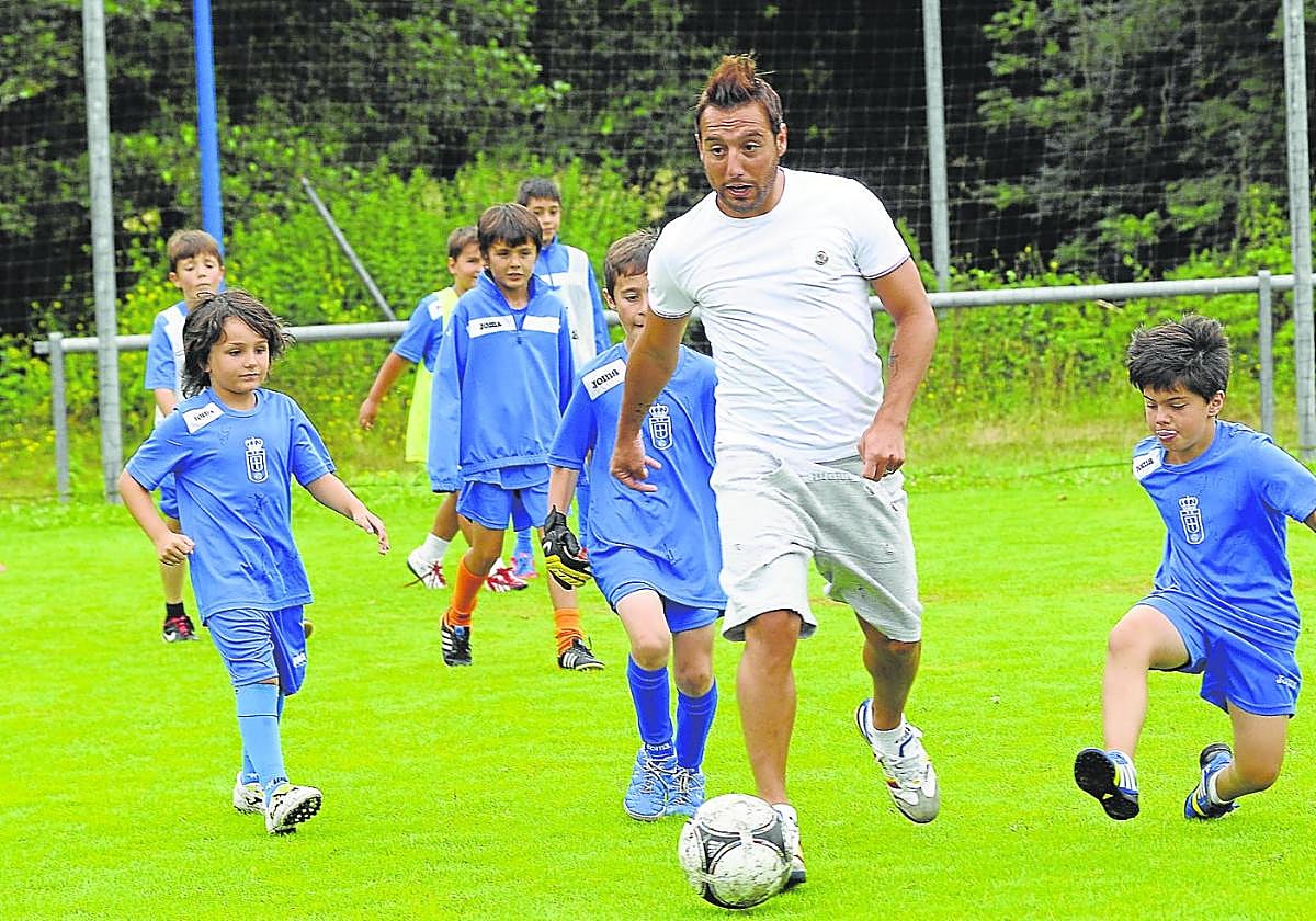 Cazorla, junto a un grupo de jóvenes promesas, en uno de los campus del Real Oviedo.