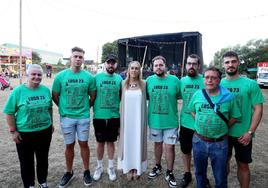 María Suárez junto a miembros de la comisión de festejos.