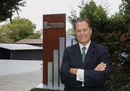 Félix Baragaño, en el acceso al recinto ferial Luis Adaro desde las oficinas de la Cámara de Comercio.