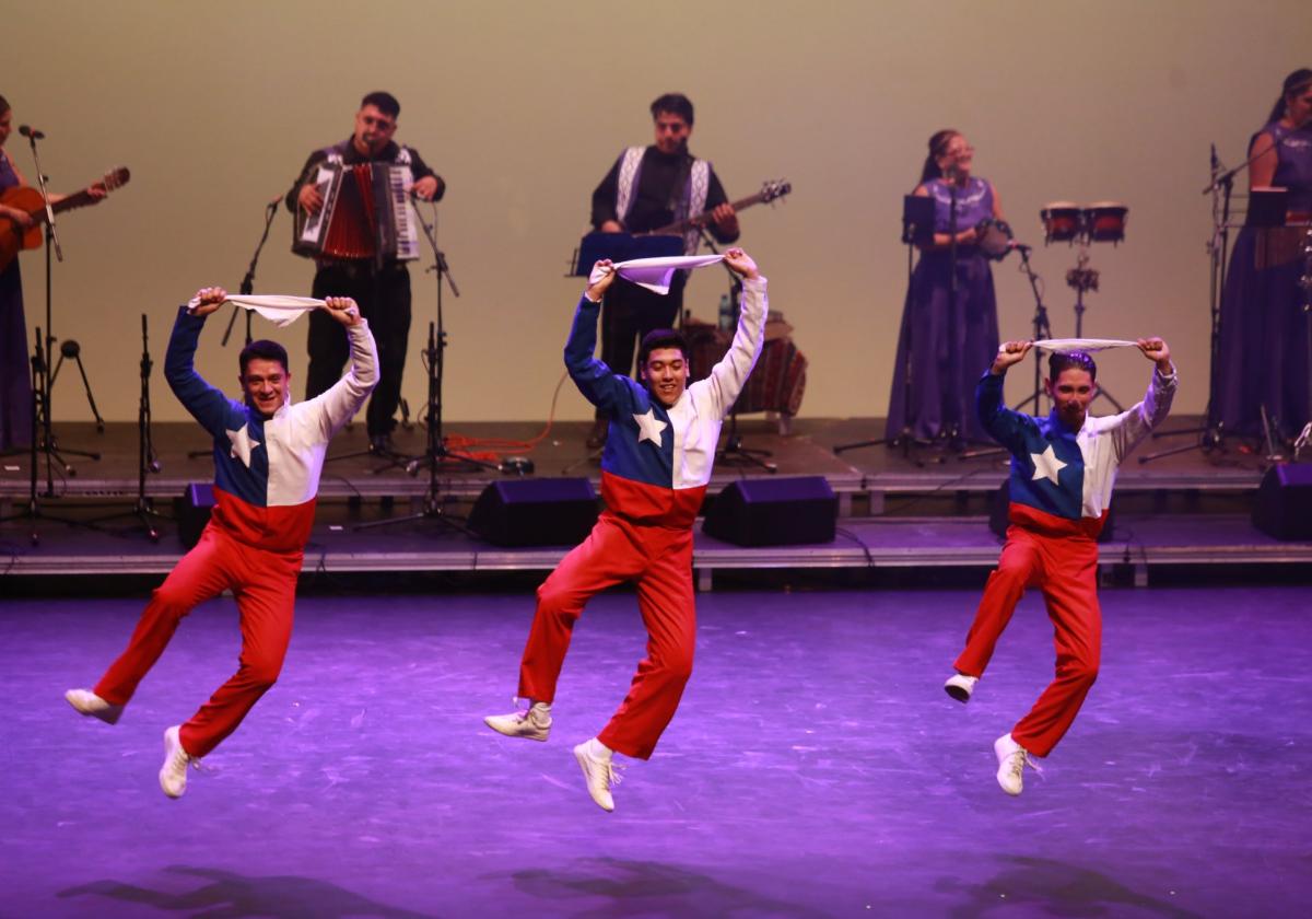 Uno de los integrantes del ballet folklórico Alas de mi Patria, de Chile, en uno de sus movimientos sobre el escenario del Niemeyer.