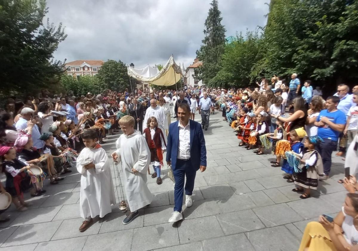 La explanada de la iglesia estaba abarrotada al regreso de la Custodia el templo, en cuyo interior seis jóvenes cantaron la Reverencia.