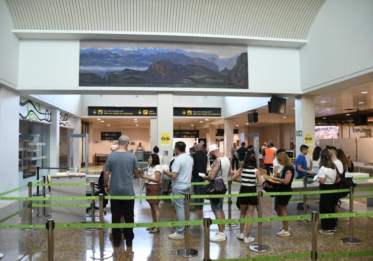 El aeropuerto ha instalado una tercera máquina de rayos X que permite tener abiertos los dos arcos de control de pasajeros.