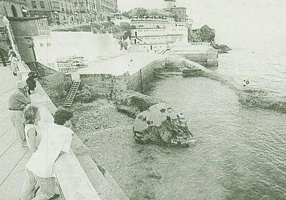 El terreno en disputa con el pedrero en primer plano.