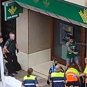 Agrede brutalmente a un guardia civil en Cangas de Onís y lo patea en el suelo