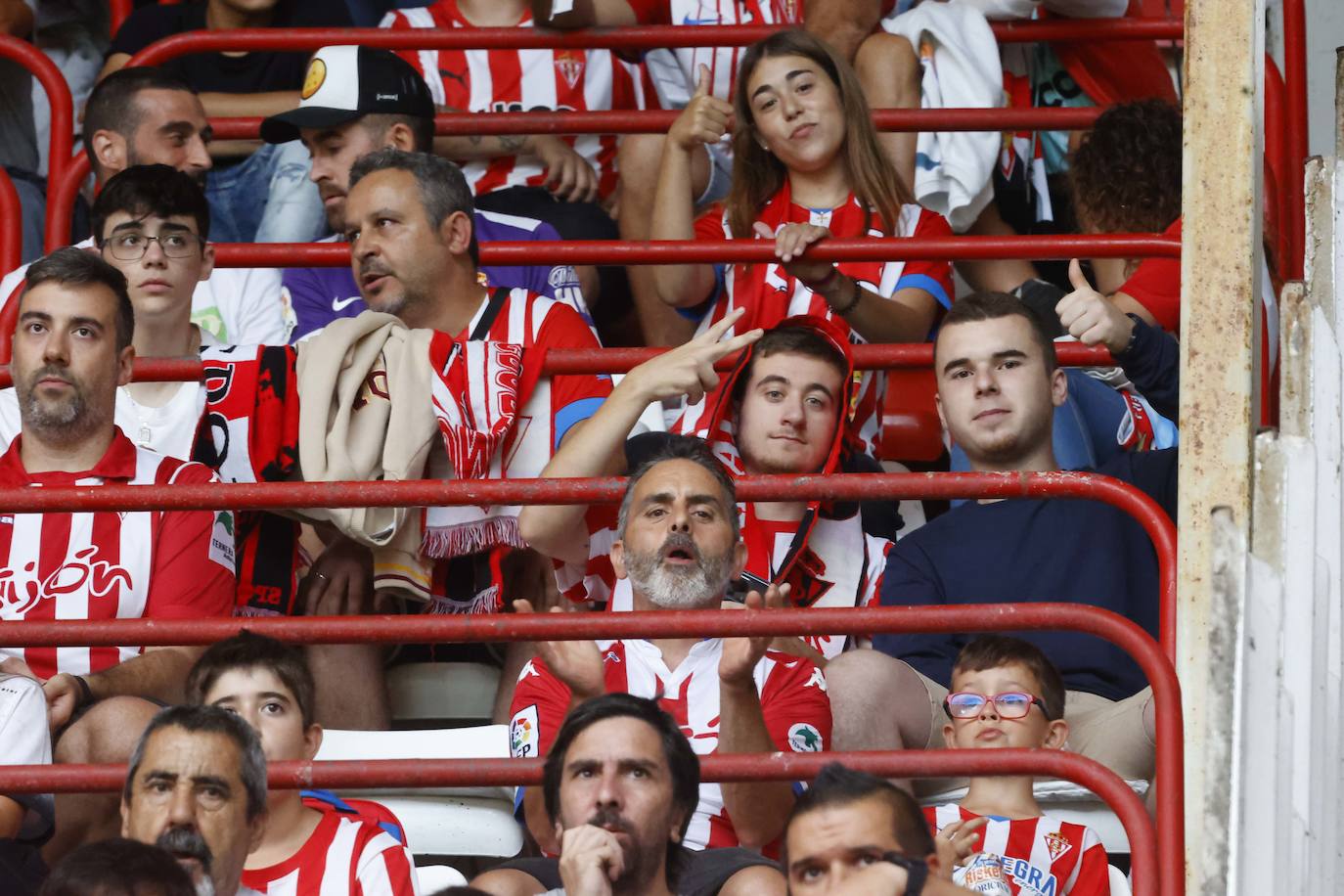 ¿Estuviste en el Sporting - Mirandés? ¡Búscate en las fotos!