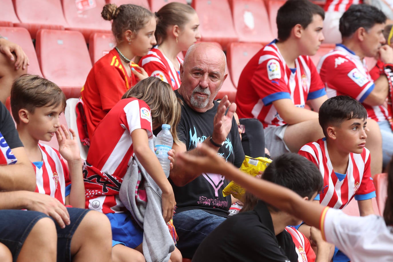 ¿Estuviste en el Sporting - Mirandés? ¡Búscate en las fotos!