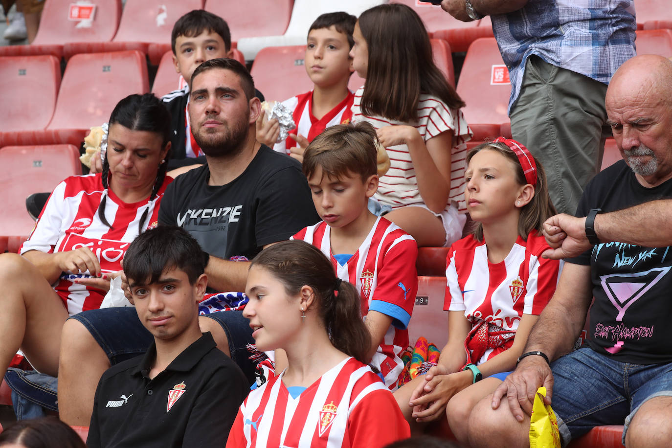 ¿Estuviste en el Sporting - Mirandés? ¡Búscate en las fotos!