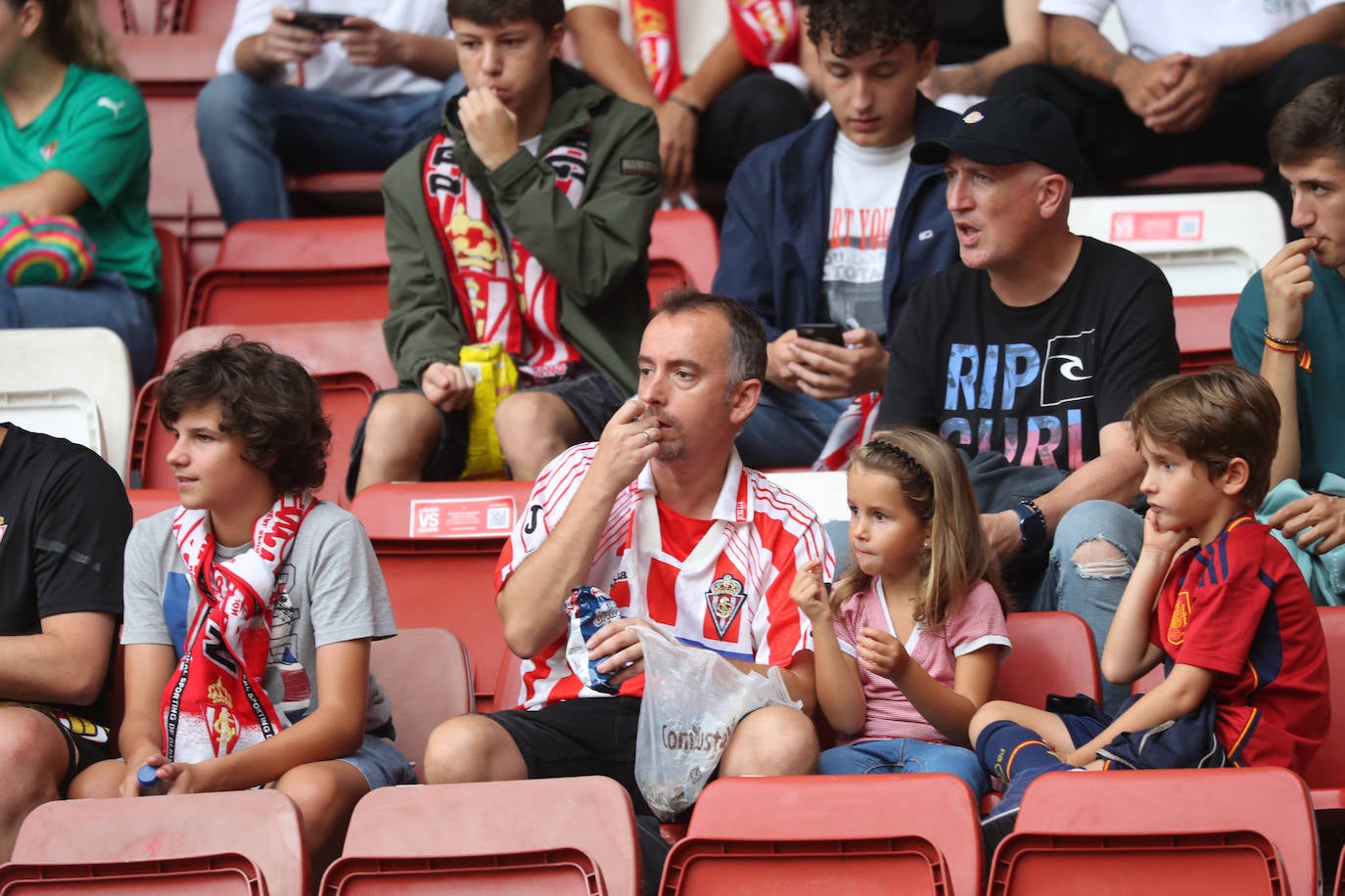 ¿Estuviste en el Sporting - Mirandés? ¡Búscate en las fotos!